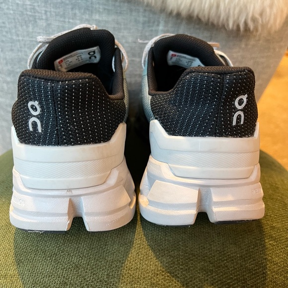 ON Running Cloudflyer Waterproof Men’s 9 - LIKE NEW! - Picture 2 of 8